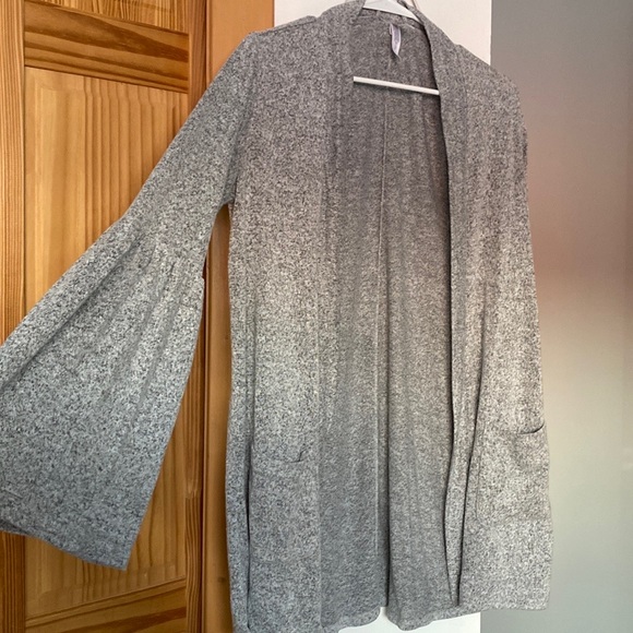 Bell sleeve cardigan - Picture 2 of 2